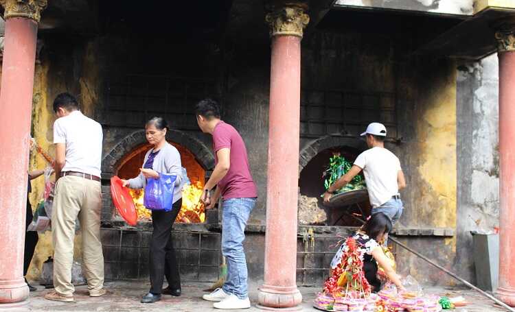 đền bà chúa kho