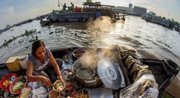 ăn uống trên chợ nổ ngã bảy