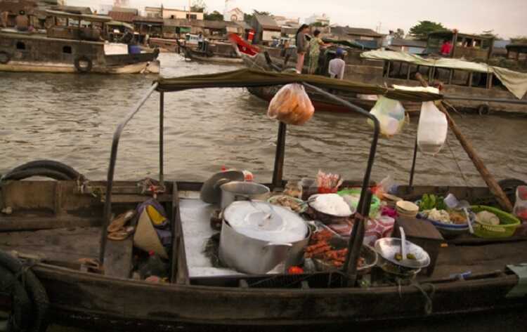 gánh hàng đồ ăn trên chợ